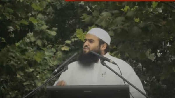 Mahamed speaks at an event in Australia (Youtube Screengrab/NahdaProd)