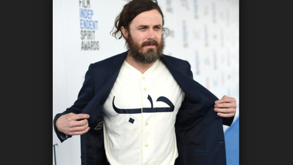 Casey Affleck displays his shirt with the Arabic word "love" as he arrives at the Film Independent Spirit Awards on Saturday, Feb. 25, 2017, in Santa Monica. (660 News)