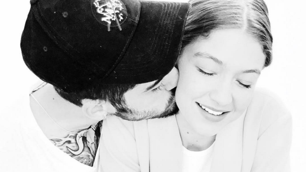 Zayn's injury didn't stop him from seeing his girlfriend. (Instagram)