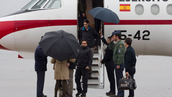 The Spanish journalists arriving home to Madrid today. (photo: Twitter/Mariano Rajoy Brey) 