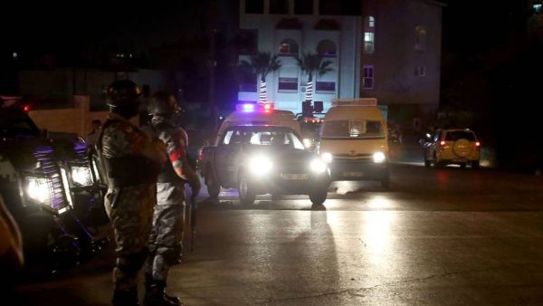 Security forces stand guard outside the Israeli embassy in Amman, Jordan (AFP/File Photo)	 Security forces stand guard outside the Israeli embassy in Amman, Jordan (AFP/File Photo)