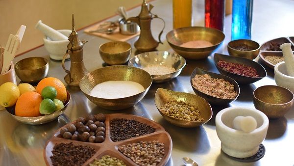 تحت إشراف خبير العلاجات القديمة، سيبدأ ضيوف سبا الحواس الست من تصميم خلطة تقشير الجسم بكل أريحية.