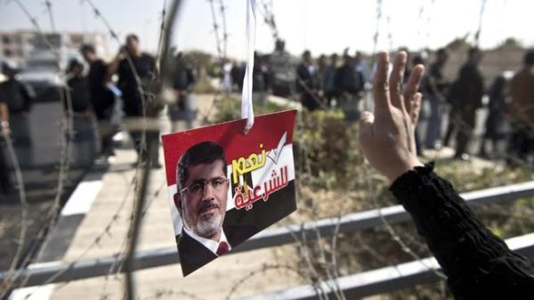 Hundreds of Muslim Brotherhood members and supporters of ousted President Mohamed Morsi , rally outside the Presidential Palace protected by the Egyptian security, on November 1, 2013 in Cairo. (AFP)
