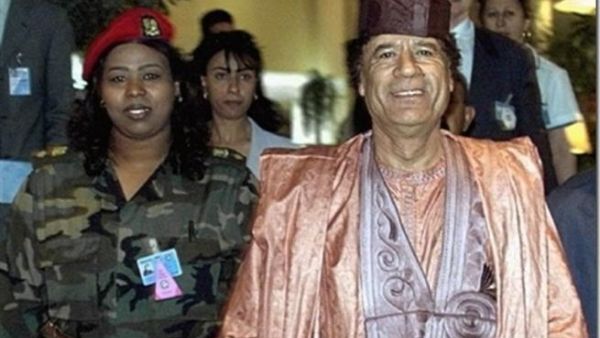 القذافي مع واحدة من حارساته الأمازونيات