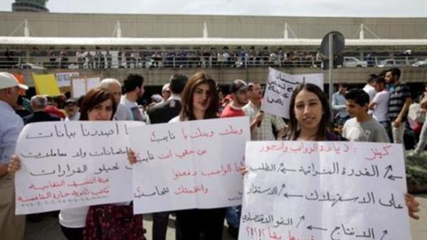 Protestors at Beirut airport call for higher wages (Daily Star)