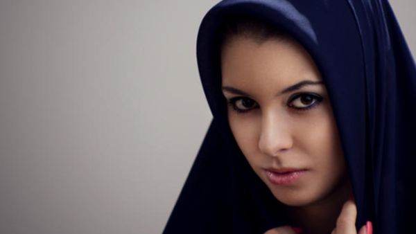 أربع خطوات مبتكرة لتُبعدي الضرر عن شعركِ تحت الحجاب 