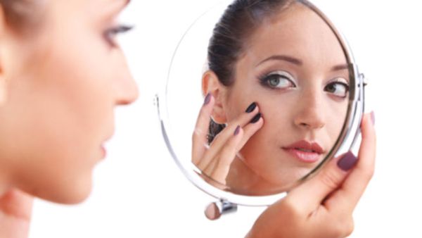 تخلصي من مشكلة احمرار لون بشرتكِ بسهولة!