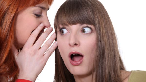 تعرفي على أسباب اهتمامك بأخبار الفضائح؟