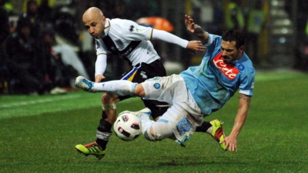 ملاعب كرة القدم تتحول أحياناً إلى ساحاتٍ للكونغ فو