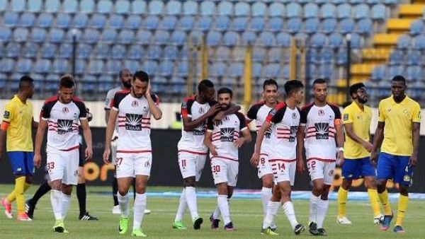 لاعبو الفتح الرباطي يحتفلون بأحد الأهداف