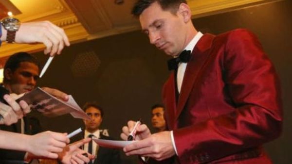 ميسي يرتدي البدلة الحمراء التي أثارت الجدل