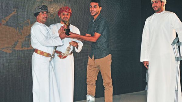 Mohammed al Musalami receives the OPL best player’s trophy from H E Abdullah al Harrasi on Saturday (source: Muscat Daily)