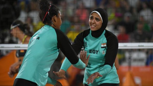 Egypt's Nada Meawad (L) and Egypt's Doaa Elghobashy react during the women's beach volleyball qualifying match between Germany and Egypt at the Beach Volley Arena in Rio de Janeiro on August 7, 2016, for the Rio 2016 Olympic Games.
Yasuyoshi Chiba / AFP