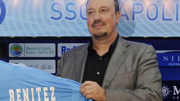 بينيتيز يعرض قميص نابولي