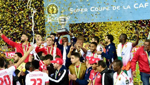 Wydad Casablanca's players celebrate with the champions' trophy after winning the 2018 Total CAF Super Cup match against TP Mazembe, at the Mohammed V Stadium in Casablanca on February 24, 2018.
STRINGER / AFP