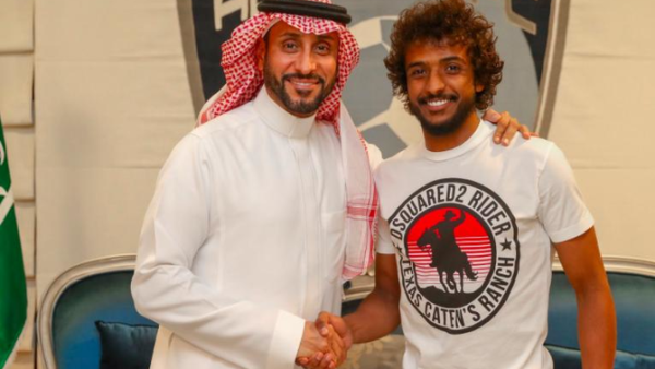 Yasser Al-Shahrani is congratulated on his new deal by club president Sami Al-Jaber. (Photo: @Alhilal_EN)