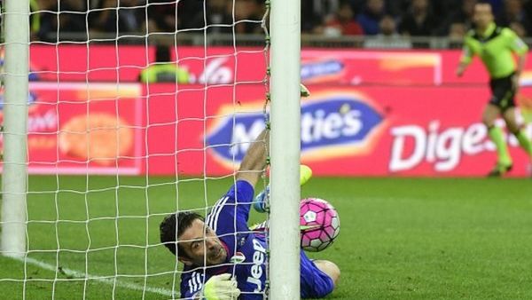 بوفون يتصدى لركلة ماريو بالوتيلي الحرة