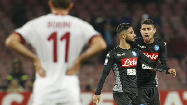 جورجينيو (يمين) وإينسيني يحتفلان بالهدف الأول