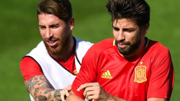 بيكيه وراموس خلال تدريبات سابقة لمنتخب إسبانيا
