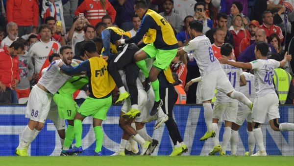 لاعبو العين يحتفلون بالفوز التاريخي