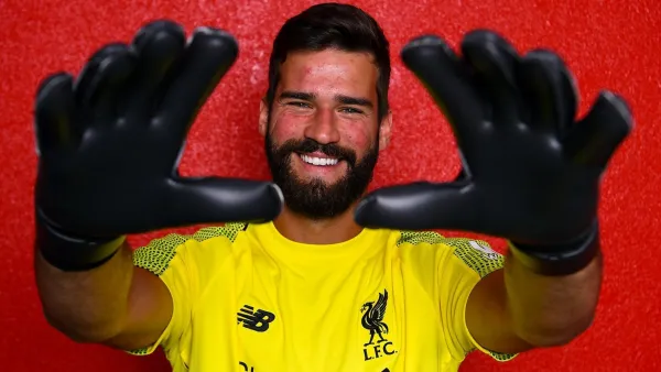 أليسون بقميص ليفربول