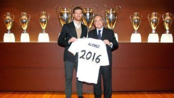 فلورينتينو بيريز رئيس ريال مدريد وتشابي ألونسو بعد التجديد