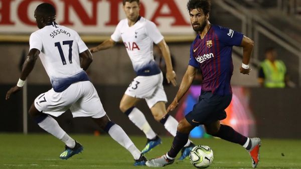 غوميش (يمين) خلال مباراة برشلونة وتوتنهام