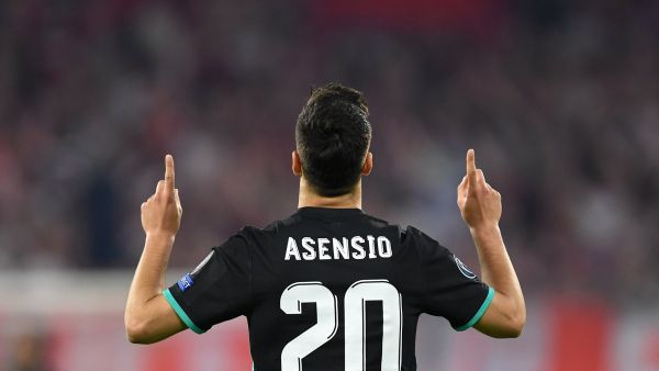 آسينسيو يحتفل بهدفه