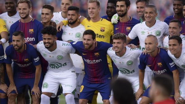صورة جماعية للاعبي الفريقين قبل انطلاق المباراة