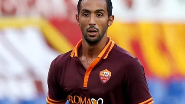 Manchester United looking to Roma defensive star as Vidic replacement