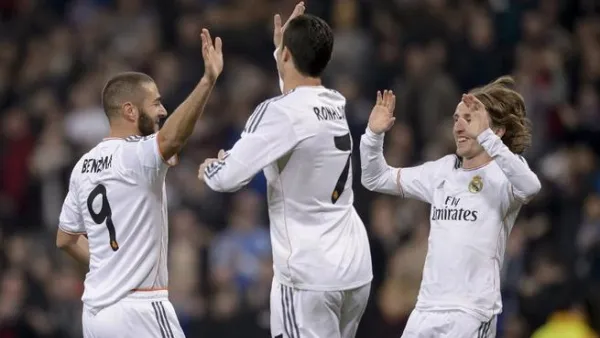 لوكا مودريتش (يمين) وكريستيانو رونالدو (وسط) يهنئان بنزيمة بهدفه