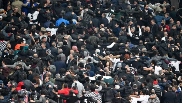 Besiktas supporters react during the second leg of the last 16 UEFA Champions League football match between Besiktas and Bayern Munich at Besiktas Park in Istanbul on March 14, 2018.
Bulent Kilic / AFP