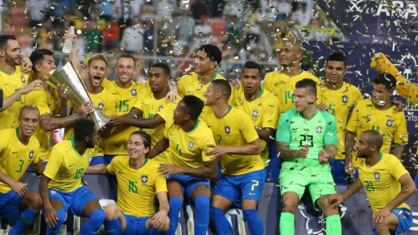 Brazilian players celebrate after winning the international friendly match Brazil vs Argentina at the King Abdullah Sport City Stadium in Jeddah on October 16, 2018.
AFP
STR / AFP
