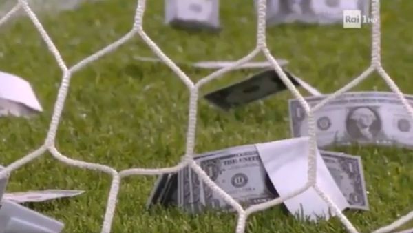 الأموال المزيفة التي جرى إلقاؤها على دوناروما خلال مباراة إيطاليا والدنمارك