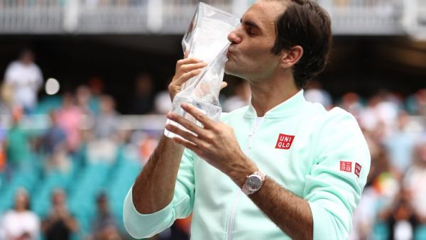 فيدرر يحتفل بانتصاره