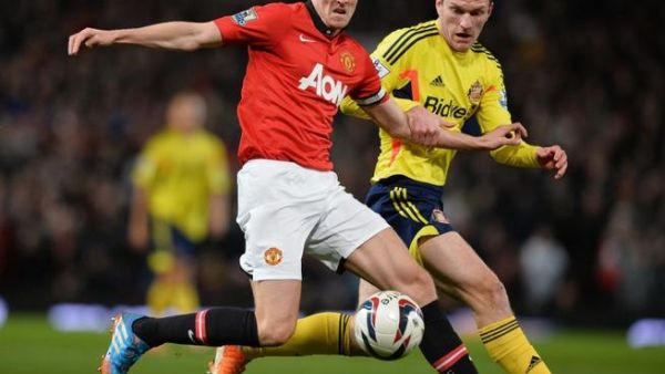 صراع على الكرة بين كريغ غاردنر (يمين) ودارين فليتشر