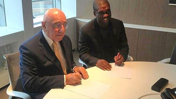 سيدورف أثناء توقيعه على عقده تدريب ميلان