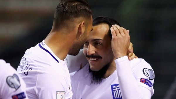 ميتروغلو (يمين) يتلقى التهنئة بهدفه