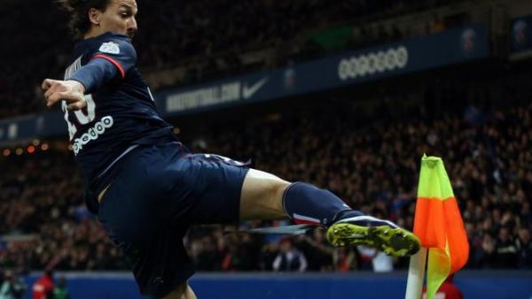 إبراهيموفيتش يحتفل بهدفه