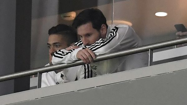 ميسي يتابع المباراة من على مدرجات ملعب واندا ميتروبوليتانو