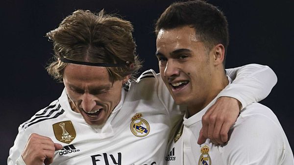 مودريتش (يسار) يحتفل بهدفه