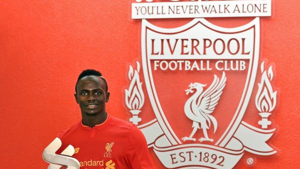 ماني يحتفل بجائزته