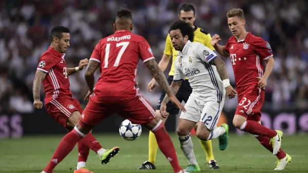 مارسيلو (وسط) يتجاوز مدافعي بايرن في التحرك الذي قاد لتسجيل الهدف الثالث لريال مدريد