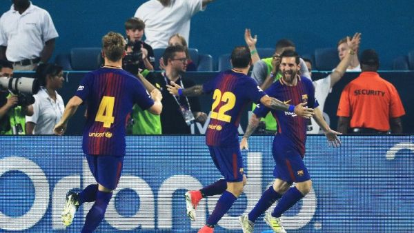 لاعبو برشلونة يحتفلون بهدف ميسي (يمين)