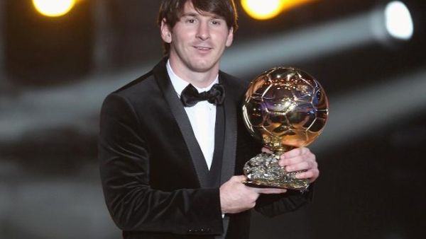 ميسي يحمل الكرة الذهبية