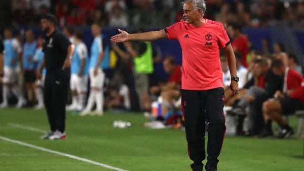 مورينيو خلال مباراة مانشستر يونايتد وميلان