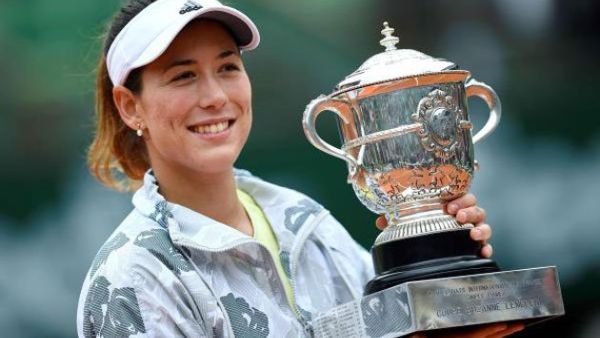 موجوروزا تحتفل بلقبها الأول