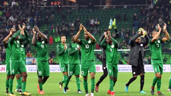 لاعبو نيجيريا يحتفلون بالانتصار التاريخي