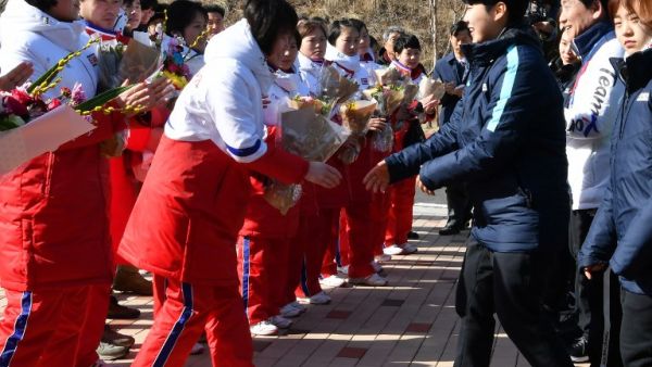 استقبال فريق الهوكي الكوري الشمالي