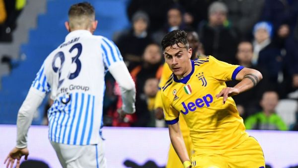 ديبالا يحاول تجاوز دفاعات سبال